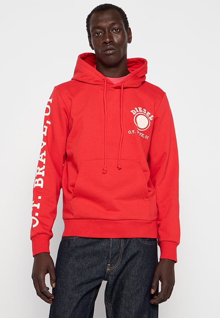 Roter Baumwoll-Hoodie mit Kordelzügen und Kängurutasche. Mit Logo auf der Vorderseite und Text auf dem linken Ärmel. Bequeme Passform, gerippte Bündchen und Saum.