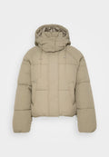 Beige Daunenjacke mit hohem Kragen, verstellbaren Kordeln und Druckknöpfen. Verfügt über horizontale Nähte und zwei Fronttaschen.