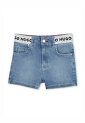 Jeansshorts in Hellblau, mit kontrastierendem weißen Bund und schwarzem Logo-Text, Vorderaschen sowie einem Metallknopf-Detail.