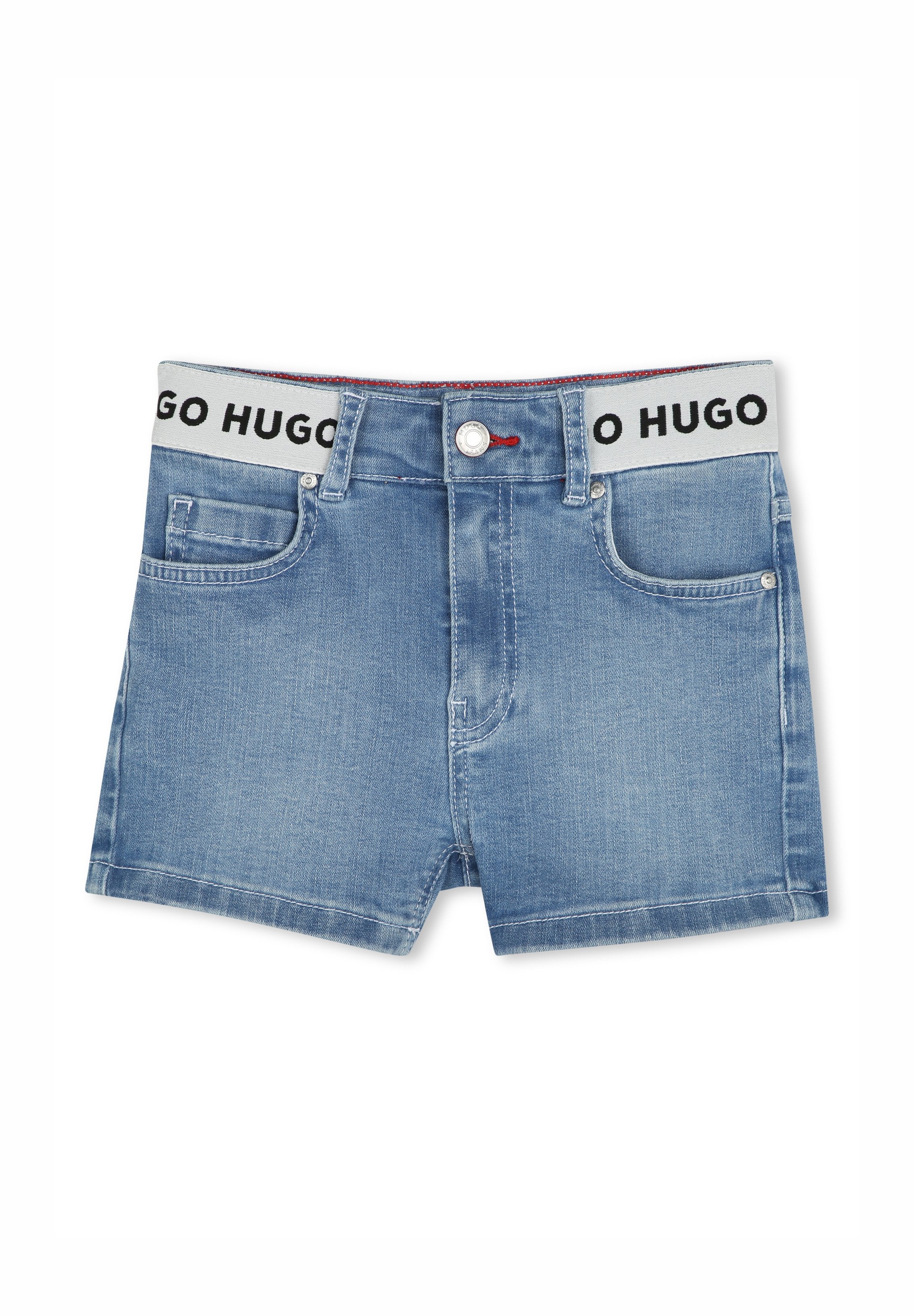 Jeansshorts in Hellblau, mit kontrastierendem weißen Bund und schwarzem Logo-Text, Vorderaschen sowie einem Metallknopf-Detail.