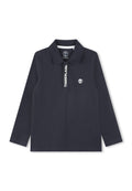 Marineblaue Langarm-Polohemd mit Kragen, versehen mit einem weißen "TIMBERLAND"-Logo und einem kleinen Baumsymbol auf der Brust. Strukturiertes Gewebe.