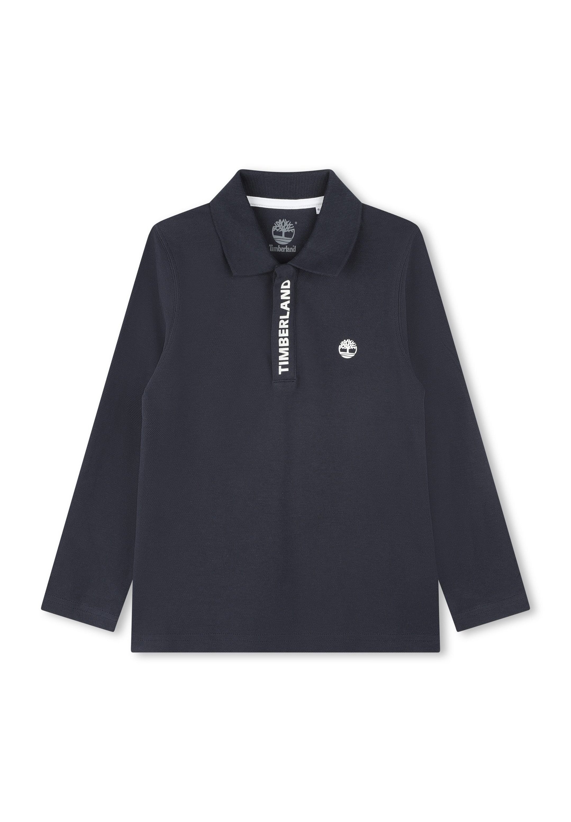 Marineblaue Langarm-Polohemd mit Kragen, versehen mit einem weißen "TIMBERLAND"-Logo und einem kleinen Baumsymbol auf der Brust. Strukturiertes Gewebe.