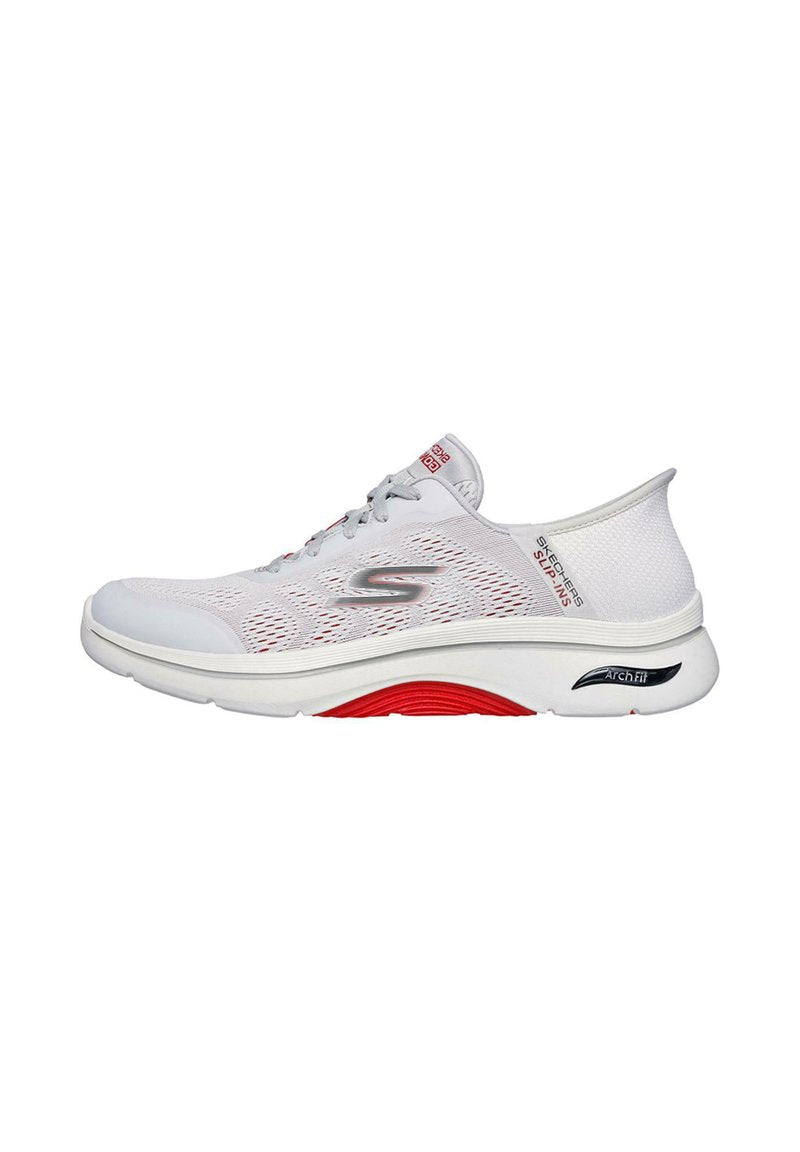 Weißer Sportschuh mit Mesh-Obermaterial, grauen Akzenten, runder Zehenpartie, dicke weiße Sohle mit roten und schwarzen Details sowie sichtbarem Schnürsystem.