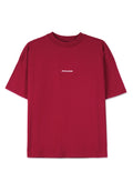 Bordeauxrotes Baumwoll-T-Shirt mit lockerem Schnitt, kurzen Ärmeln und weißem "PEGADOR"-Logo auf der Vorderseite. Glatte Textur, Rundhalsausschnitt.