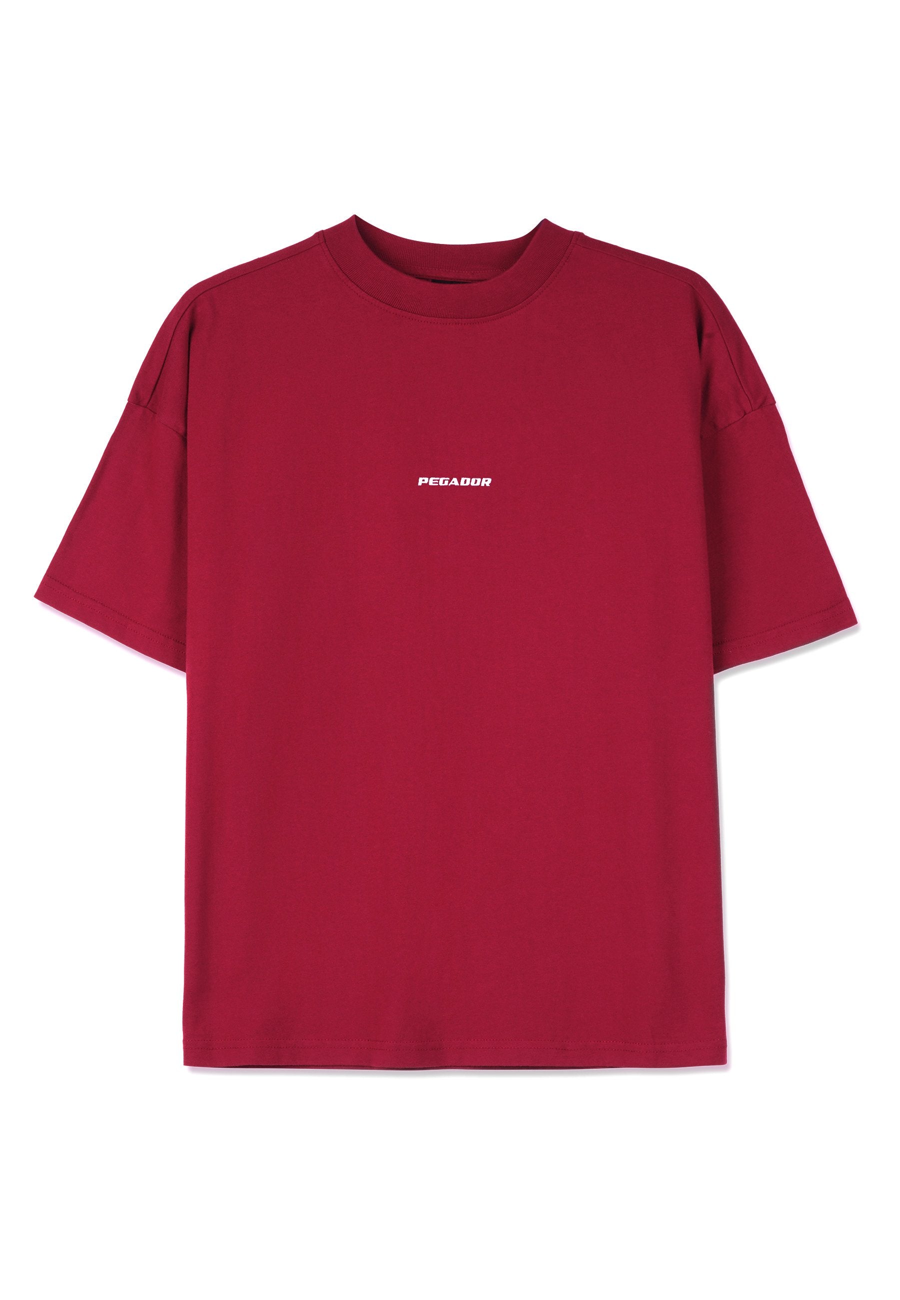 Bordeauxrotes Baumwoll-T-Shirt mit lockerem Schnitt, kurzen Ärmeln und weißem "PEGADOR"-Logo auf der Vorderseite. Glatte Textur, Rundhalsausschnitt.
