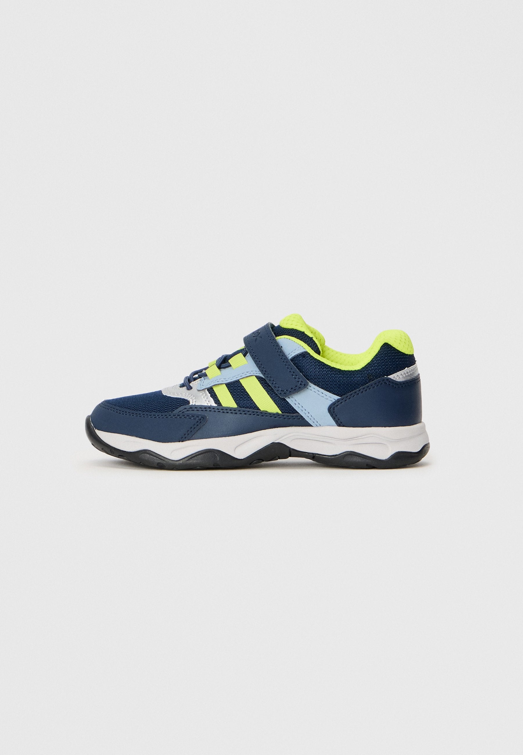 Marineblau und hellblaue Sportschuhe mit einem Velcro-Riemen, grünen Akzenten und strukturiertem Stoff. Sie verfügen über eine dicke weiße Zwischensohle und eine Gummisohle.