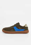 Olivgrüner Wildleder-Sneaker mit blauem Seitenstreifen, brauner Gummisohle, beigem Fersenlaschen und "#1893" in Orange seitlich und auf der Sohle gedruckt.