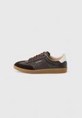 Brauner Ledersneaker mit Wildlederkappe, beiger Sohle, weißem Fersenakzent, braunen Schnürsenkeln und "AIGNER"-Logo an der Seite.