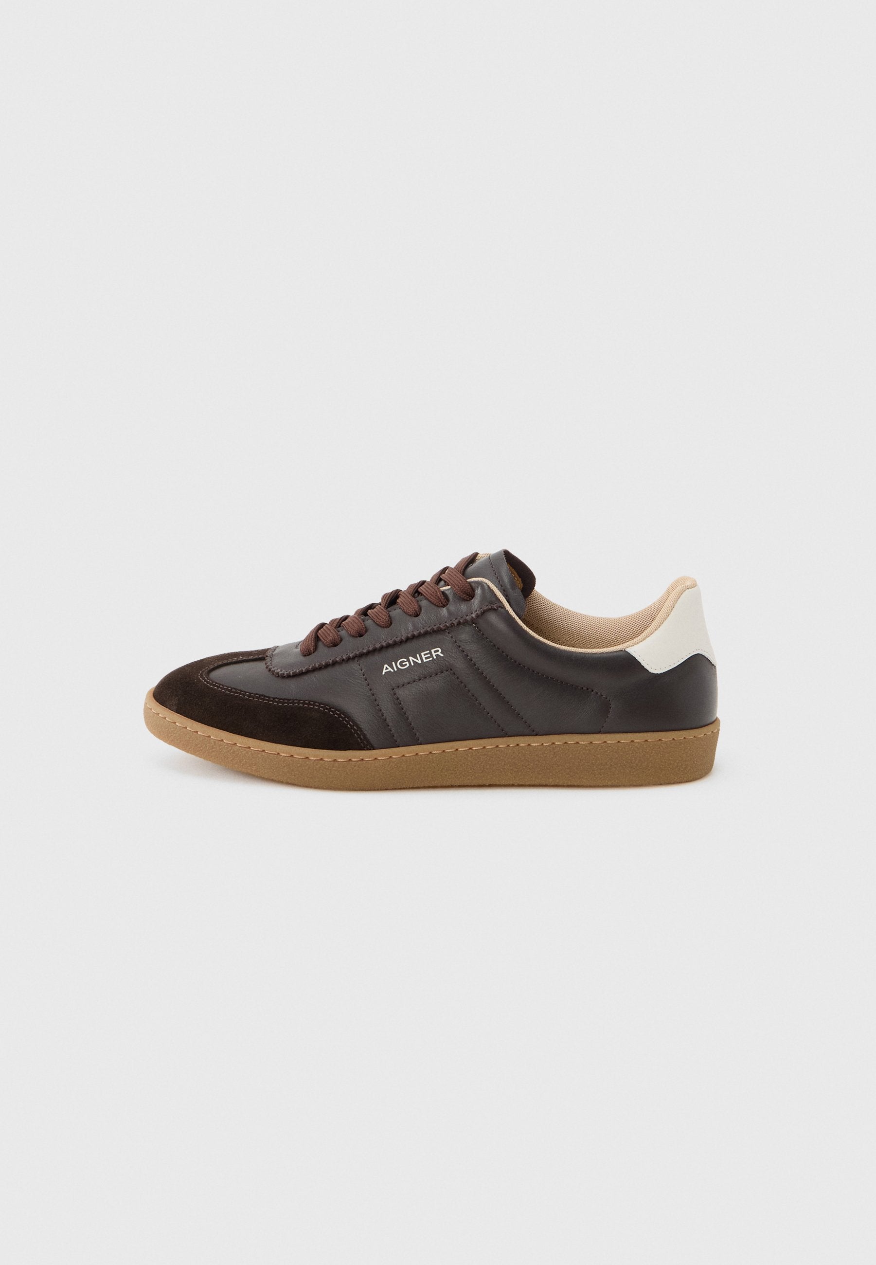 Brauner Ledersneaker mit Wildlederkappe, beiger Sohle, weißem Fersenakzent, braunen Schnürsenkeln und "AIGNER"-Logo an der Seite.