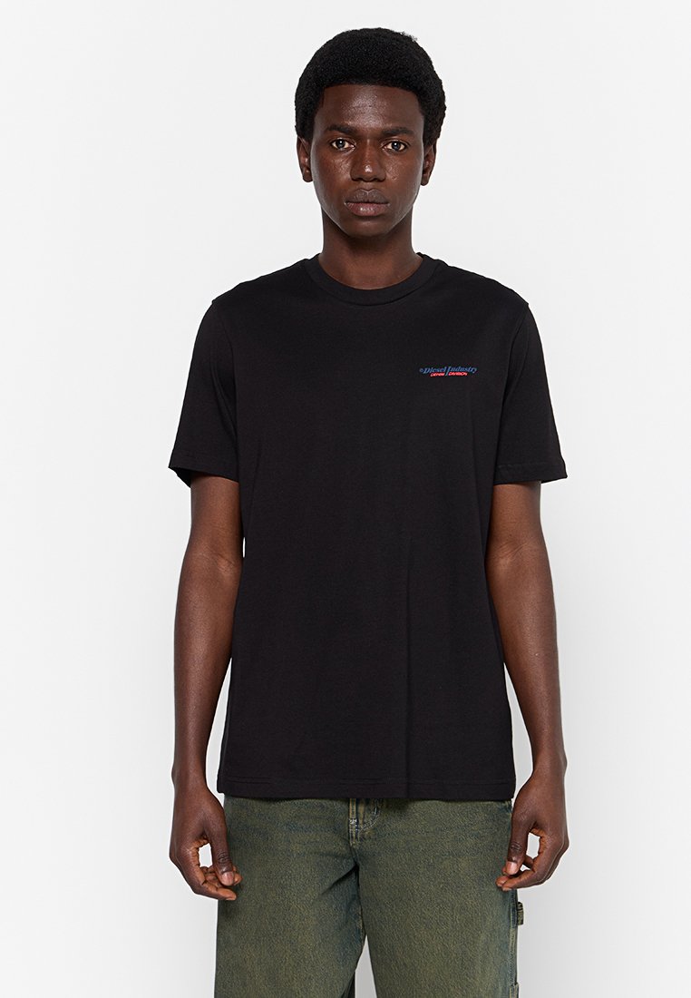 Schwarzes Baumwoll-T-Shirt mit Rundhalsausschnitt, kurzen Ärmeln und einem kleinen roten und blauen Logo auf der linken Brust. Einfaches Design, lässige Passform.