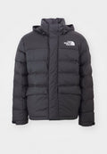 Schwarze gepolsterte Jacke mit hohem Kragen und verstellbarem Kapuze, mit dem North Face-Logo. Zwei Fronttaschen mit glatter Textur.