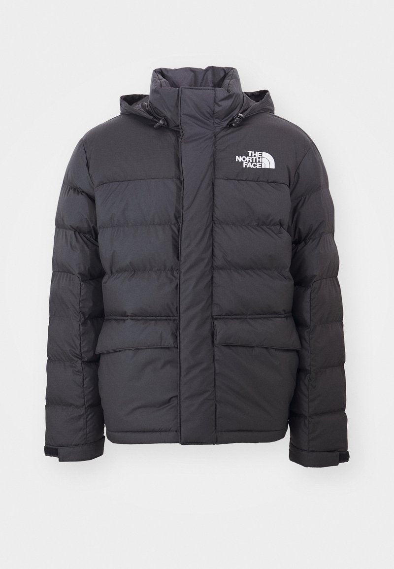 Schwarze gepolsterte Jacke mit hohem Kragen und verstellbarem Kapuze, mit dem North Face-Logo. Zwei Fronttaschen mit glatter Textur.