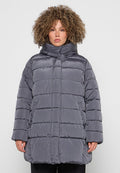 Graue Steppjacke mit hohem Kragen, horizontalem Steppmuster, weicher Textur und langen Ärmeln, die bis zur Mitte des Oberschenkels reichen.