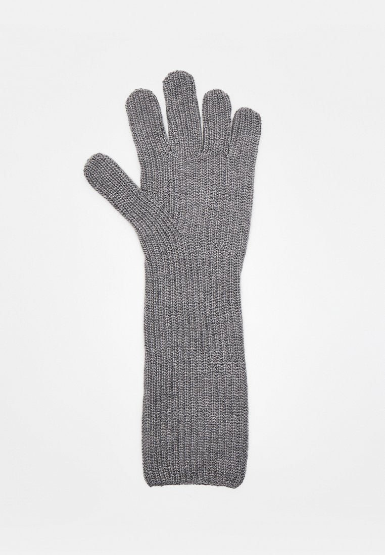 Grauer gestrickter Handschuh mit einer gerippten Struktur, fünf Finger Design und langem Handgelenksteil, geeignet für Wärme und Schutz.