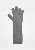 Grauer gestrickter Handschuh mit einer gerippten Struktur, fünf Finger Design und langem Handgelenksteil, geeignet für Wärme und Schutz.