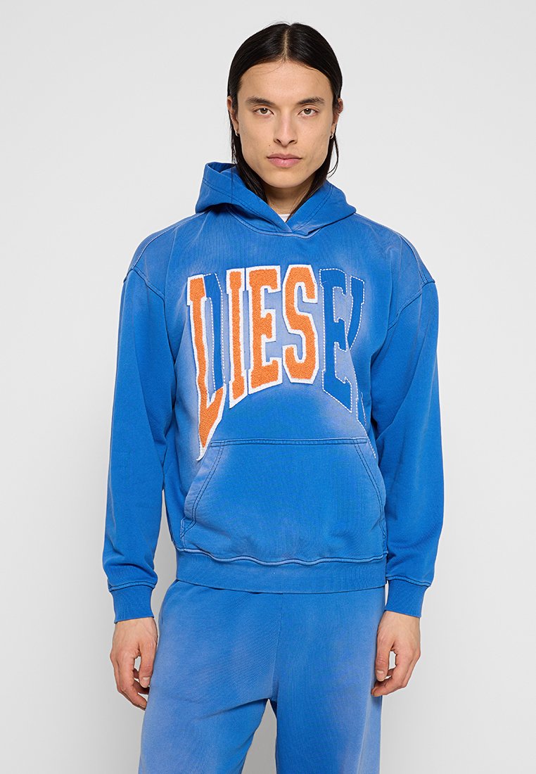Blauer Kapuzenpullover mit großem "DIESEL"-Grafik in Orange und Weiß. Aus Baumwolle, verfügt er über eine Fronttasche und eine Kordelzugkapuze. Glatte Textur.