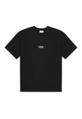 Schwarzes T-Shirt mit kurzen Ärmeln und einem kleinen rechteckigen "LES DEUX" Logopatch mittig auf der Brust.