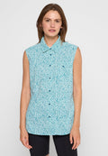Leichtes ärmelloses Hemd in Aqua mit floraler Muster, vorne mit Knöpfen zu schließen und mit spitzem Kragen, aus glattem Stoff gefertigt.