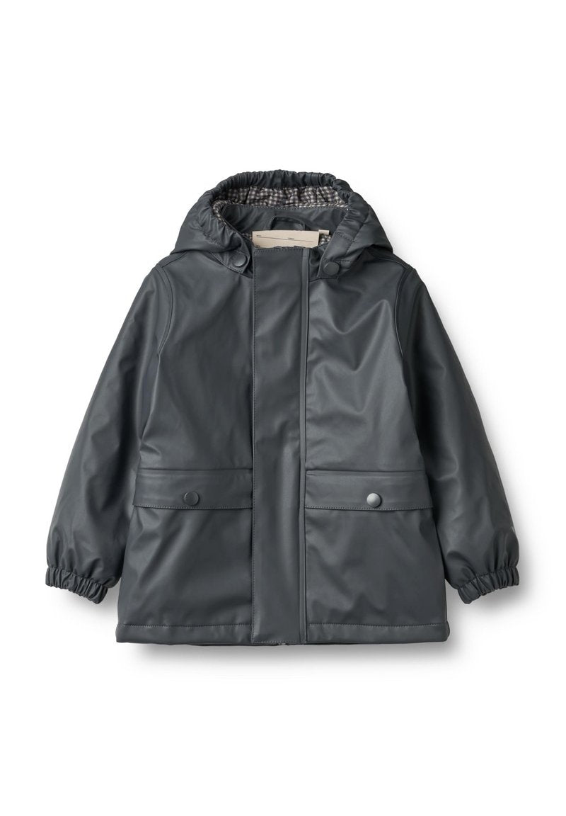 Grau wasserfeste Jacke mit Kapuze, elastischen Bündchen, Fronttaschen und kariertem Innenfutter. Glatte, glänzende Textur.