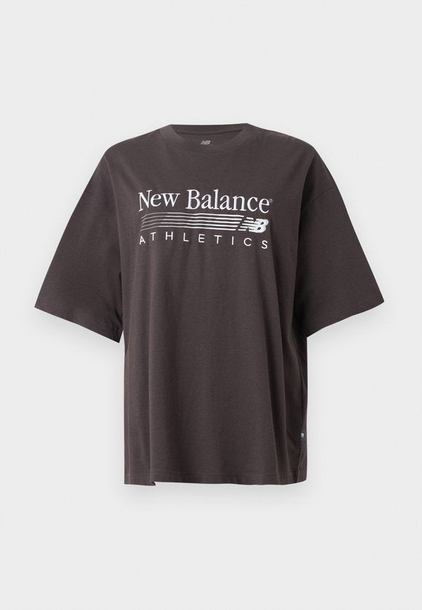 New Balance TRACKSIDE OVERSIZED - Print T-shirt - black cement