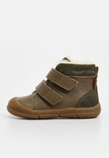 Braune Leder-Stiefelette mit zwei Klettverschlüssen, ausgestattet mit einem weichen cremefarbenen Futter und einer Gummisohle. Enthält Wildlederakzente auf der Rückseite.