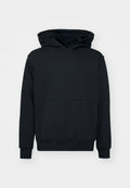 Schwarzer Hoodie aus weichem Stoff mit Kängurutasche, gerippten Bündchen und Saum. Beinhaltet ein geprägtes Logo im Brustbereich.