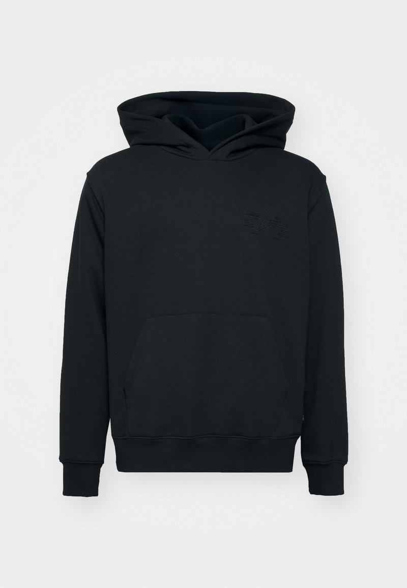 Schwarzer Hoodie aus weichem Stoff mit Kängurutasche, gerippten Bündchen und Saum. Beinhaltet ein geprägtes Logo im Brustbereich.