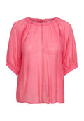 Puffärmel-Bluse in leuchtendem Pink, mit rundem Ausschnitt, weichem strukturiertem Stoff und Raffung an Schultern und Rücken.