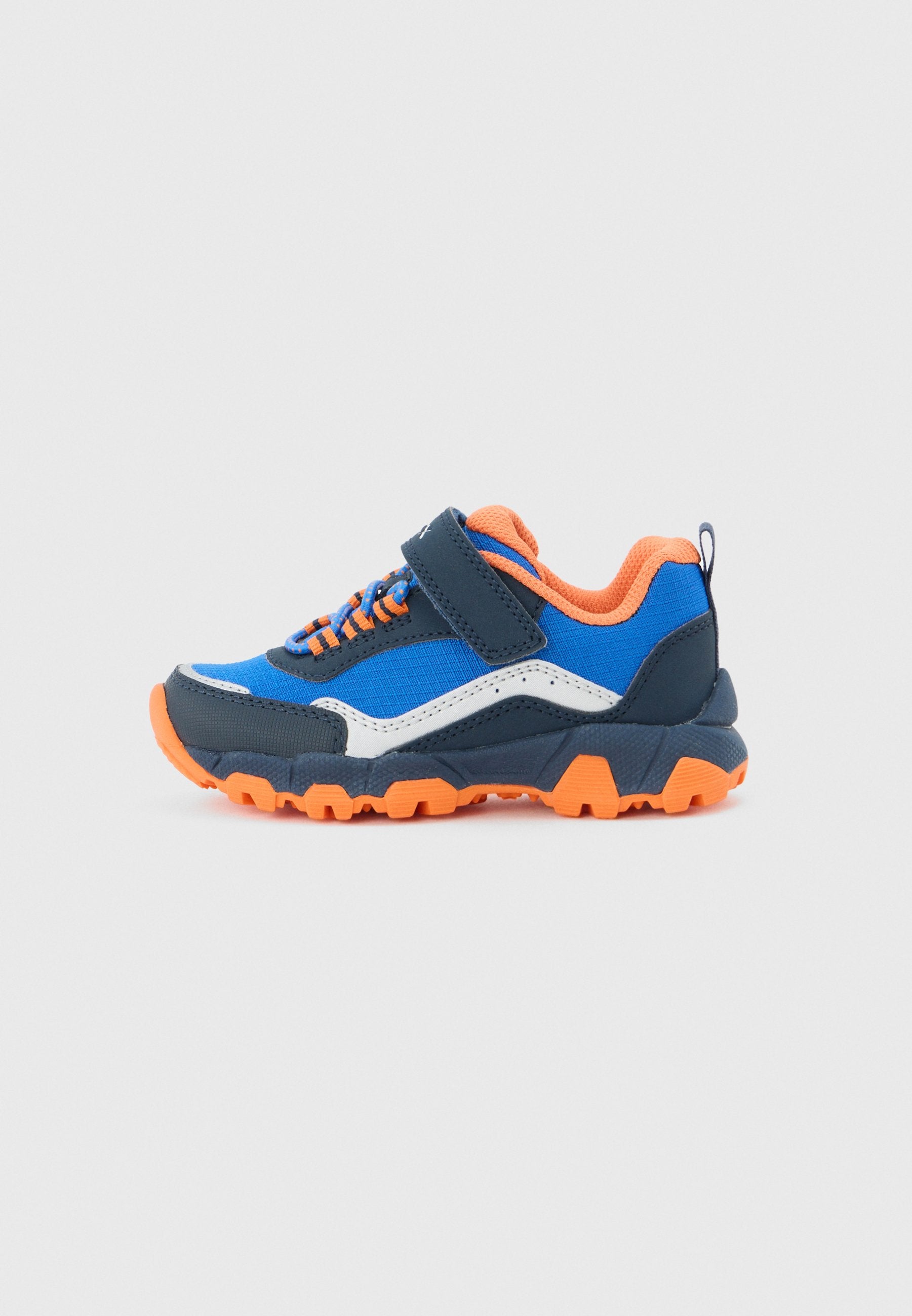 Blauer und orangefarbener Kindersneaker mit Klettverschluss, gepolstertem Kragen, robuster Sohle und Lasche auf weißem Hintergrund.
