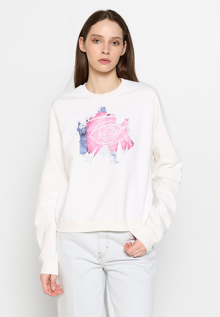 Weißer Baumwollpullover mit Rundhalsausschnitt, der in der Mitte ein farbenfrohes Grafikdesign in Pink und Blau aufweist. Lange Ärmel, gerippte Bündchen.