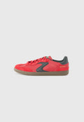Rote und graue Sneaker mit einem Obermaterial aus Wildleder und Leder, flachen Schnürsenkeln und einer hellbraunen Gummisohle. Verfügt über strukturierte graue Akzente und ein Logo an der Ferse.