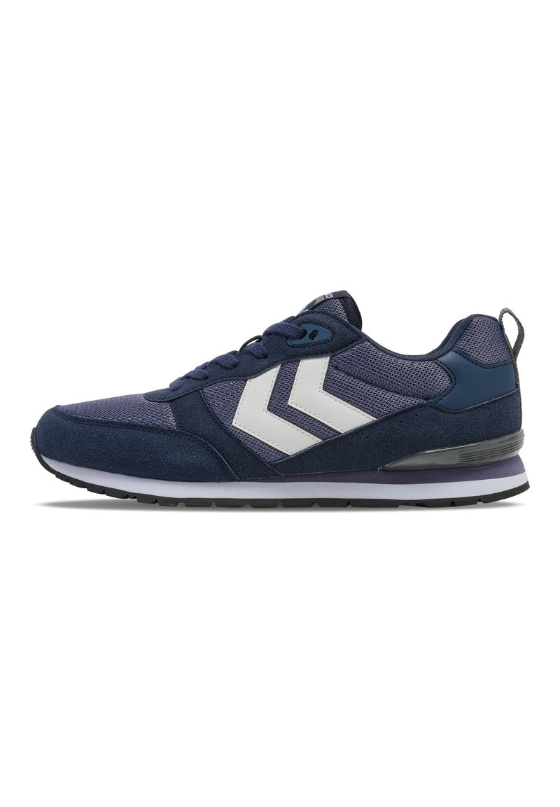 Marineblaue Sportschuhe aus Mesh und Wildledermaterialien, mit weißen Chevron-Akzenten, runder Zehenform und einer gepolsterten Sohle. Verstärkter Fersenbereich inklusive.