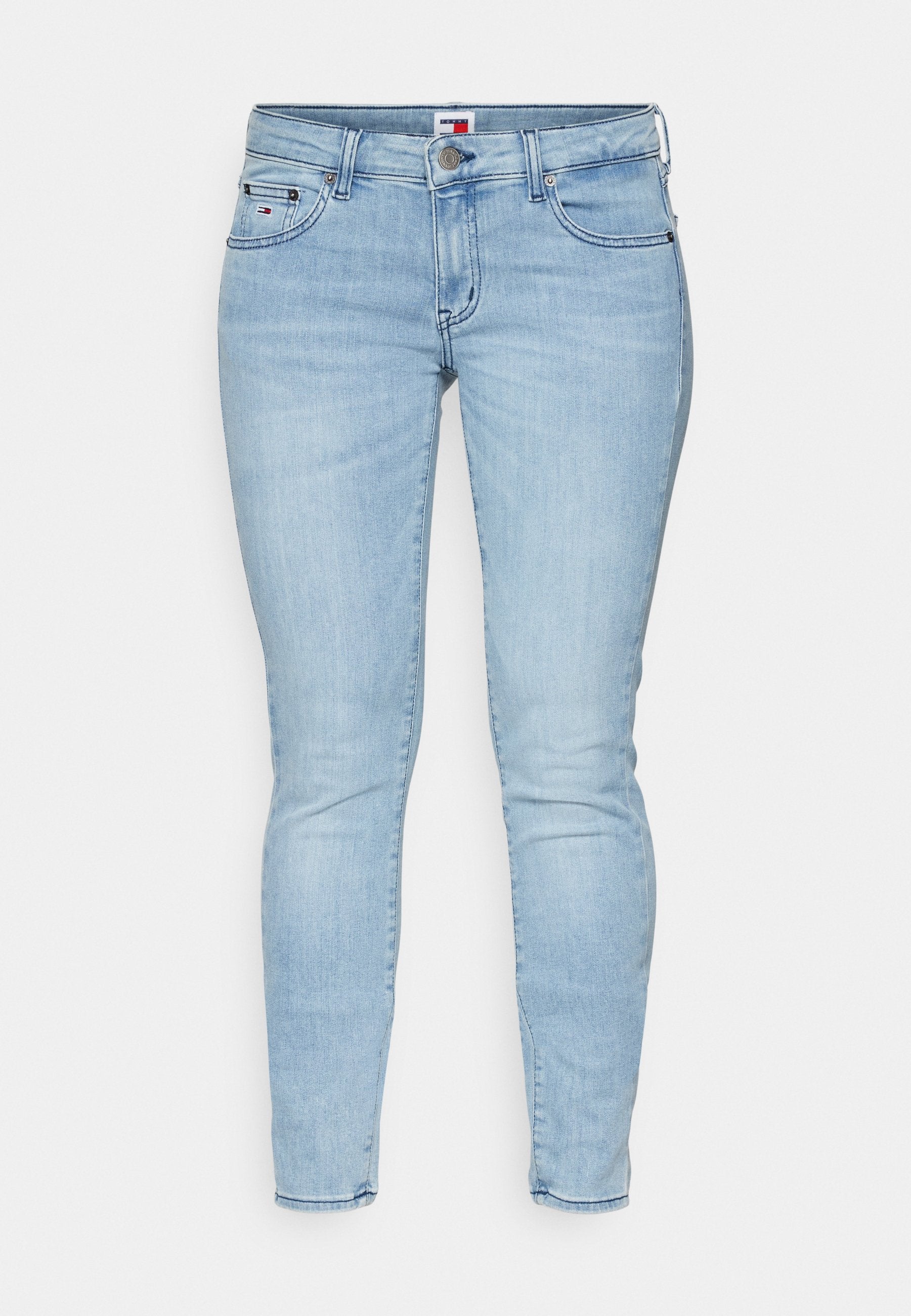 Helle blaue Skinny-Jeans aus Denim mit einem standardmäßigen Taillenbund, Fronttaschen und einem kleinen Logo auf der rechten Tasche.