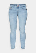 Helle blaue Skinny-Jeans aus Denim mit einem standardmäßigen Taillenbund, Fronttaschen und einem kleinen Logo auf der rechten Tasche.