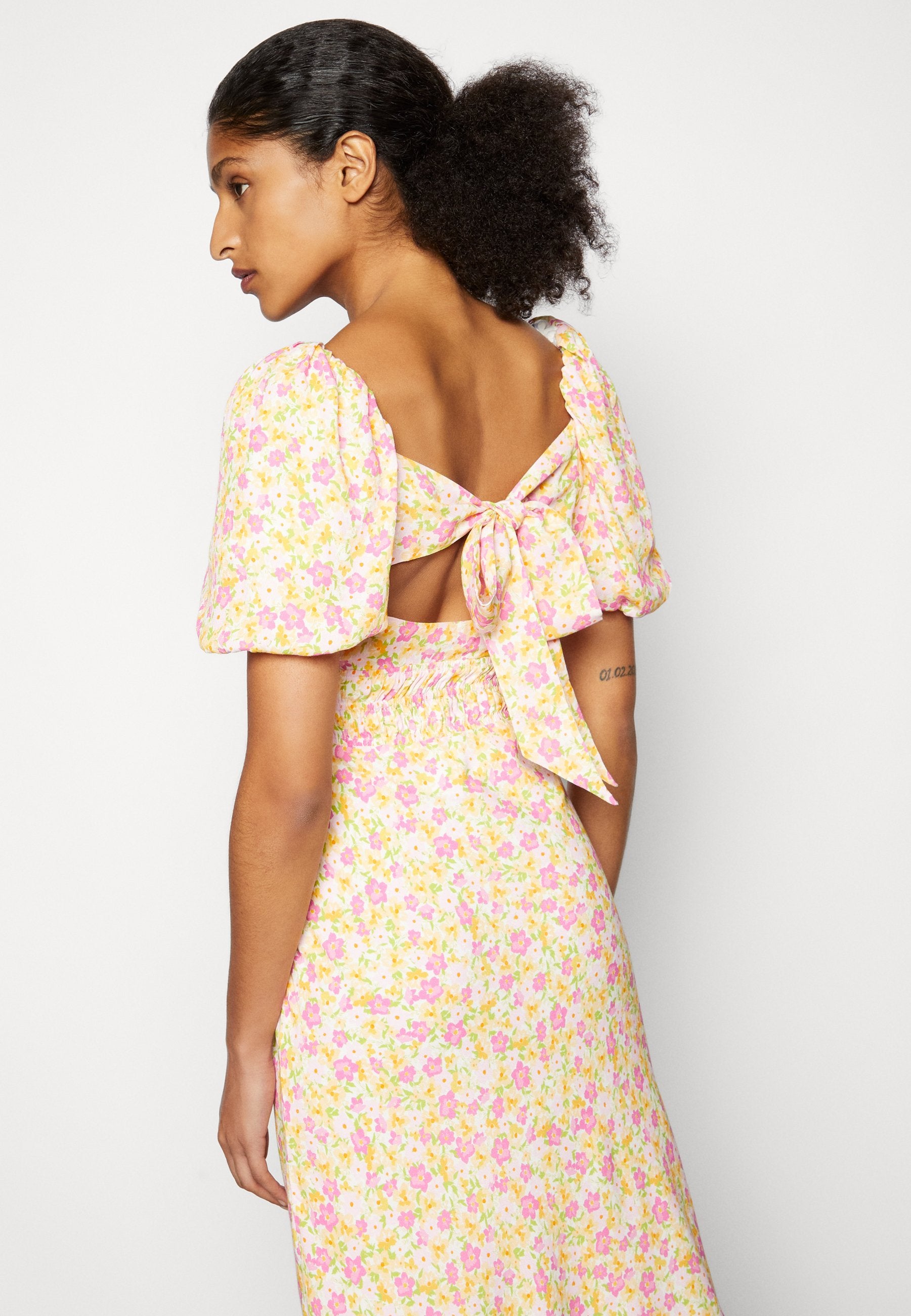 Forever New MAHALIA SHIRRED MIDI DRESS
