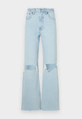 Helles, blaues, ausgestelltes Jeansmodell mit distressierten Kniepartien, hohem Bund und rohem Saum. Verstärkte Nähte und klassischer Fünf-Taschen-Stil.
