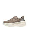 Hellbrauner Sneaker aus Mesh- und Wildledermaterialien, strukturierte Oberfläche, dicke cremefarbene Sohle und dezente metallische Akzente an der Ferse.