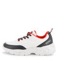 Weißer Mesh-Sneaker mit roten Akzenten, schwarzen Details an Zehen- und Fersenbereich und einer gesprenkelten weißen Sohle. Verfügt über schwarze Schnürsenkel und Markenkennzeichnung.