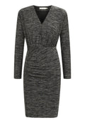 Schwarzes und graues Strickkleid mit V-Ausschnitt, langen Ärmeln und gerafftem Taillendetail, das ein strukturiertes, gemischtes Stoffmuster aufweist.