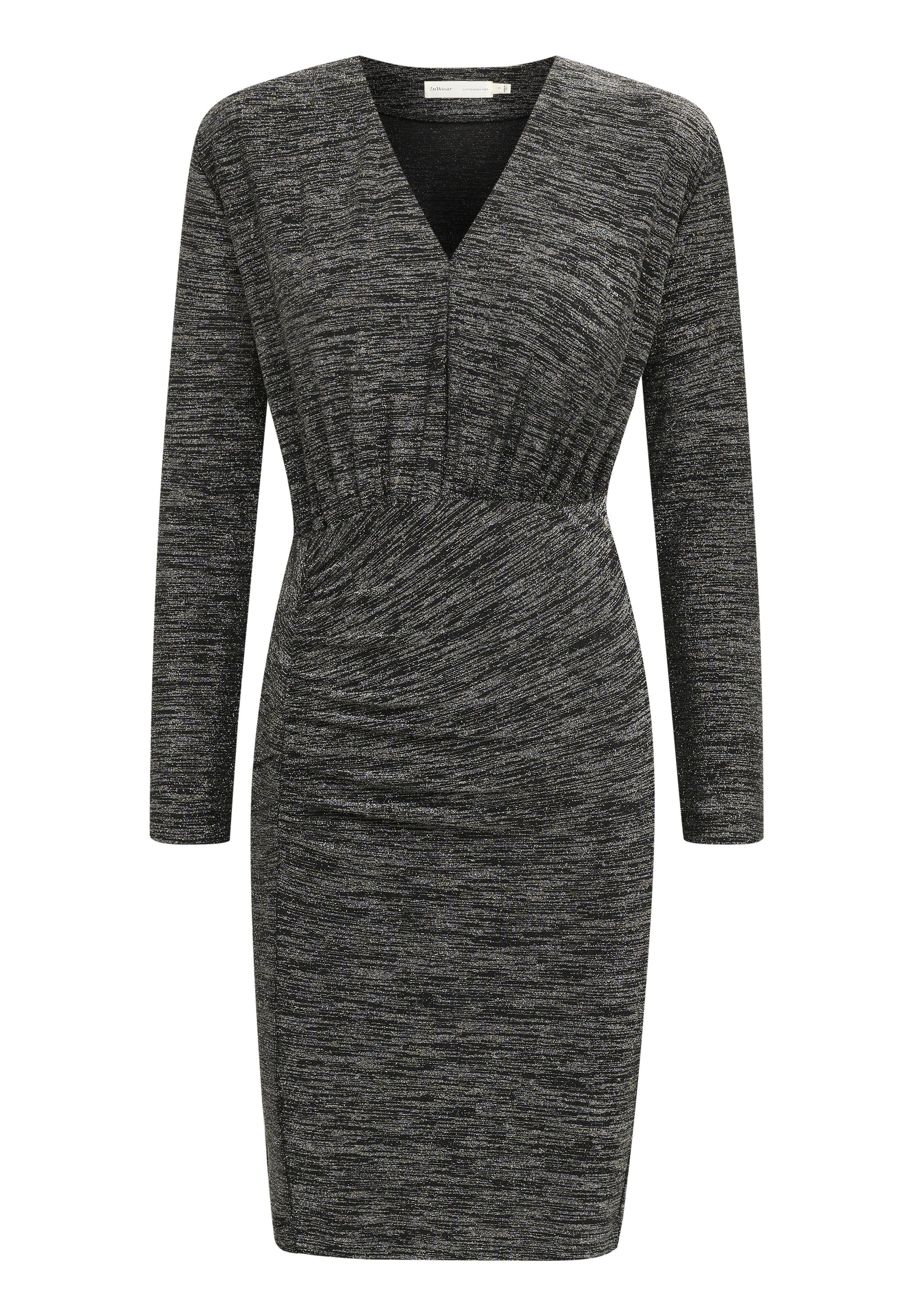 Schwarzes und graues Strickkleid mit V-Ausschnitt, langen Ärmeln und gerafftem Taillendetail, das ein strukturiertes, gemischtes Stoffmuster aufweist.