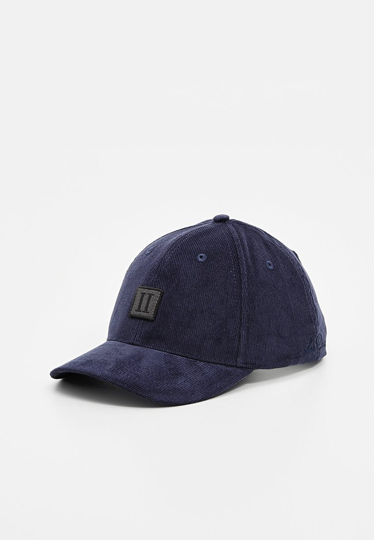 Dunkelblaue Cordura-Baseballmütze mit gebogenem Schirm und schwarzem Patch, das zwei vertikale Linien in der Mitte vorne zeigt.
