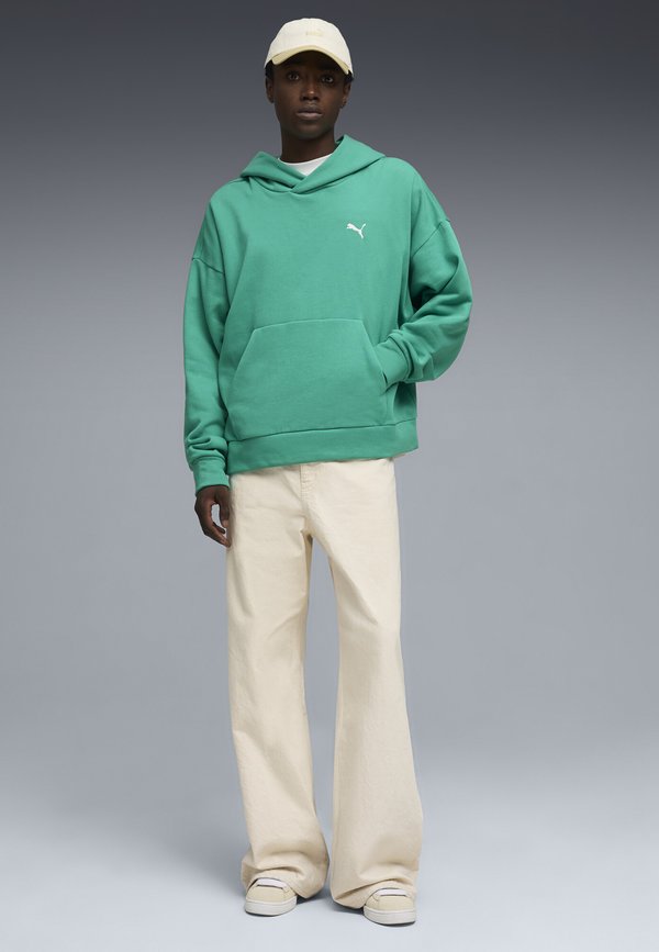 Puma WARDROBE ESSENTIALS BOXY - Hoodie - vibrant green