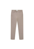 Beige maßgeschneiderte Hose mit glatter Textur, schmalem Schnitt, vorderen Taschen und Knopfverschluss; minimalistisches Design und klare Linien.