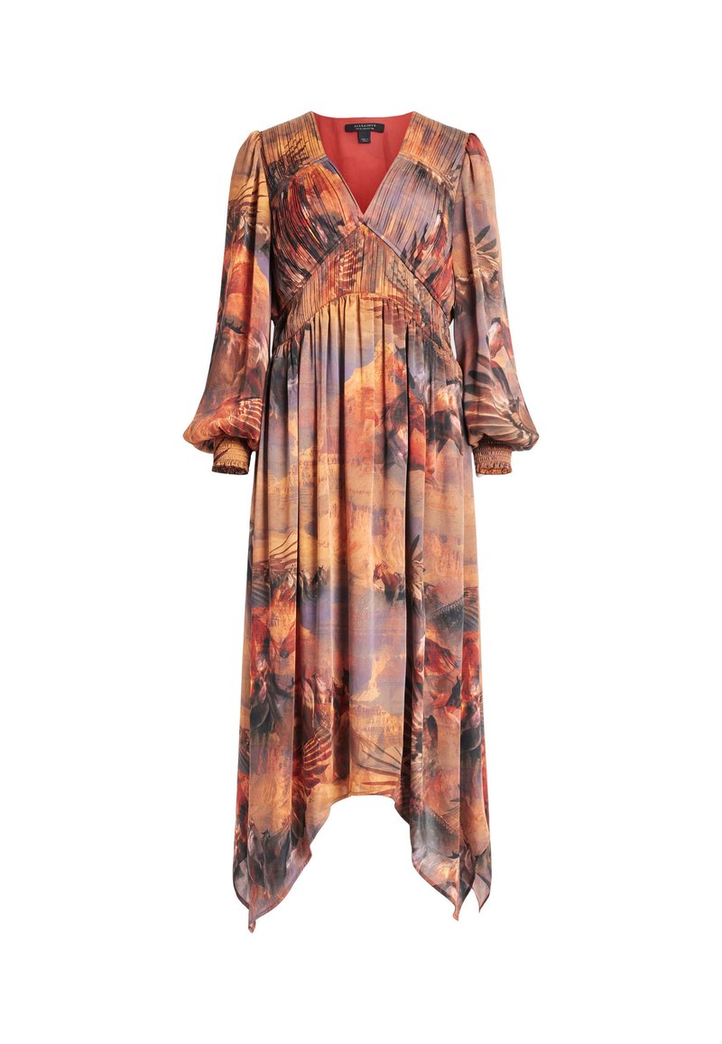 Langes, fließendes Kleid mit tiefem V-Ausschnitt, langen Ärmeln und gerafftem Bund. Es hat einen bunten abstrakten Druck in warmen Orangetönen und Brauntönen.