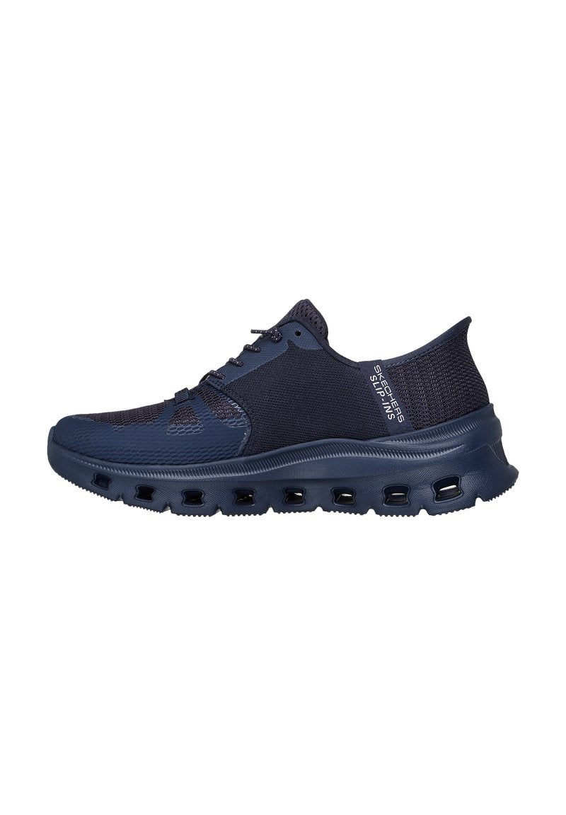 Marineblaue Skechers Slip-On Sneaker mit atmungsaktivem Mesh, Schnürdesign und belüftetem Sohlen mit rechteckigen Ausschnitten.