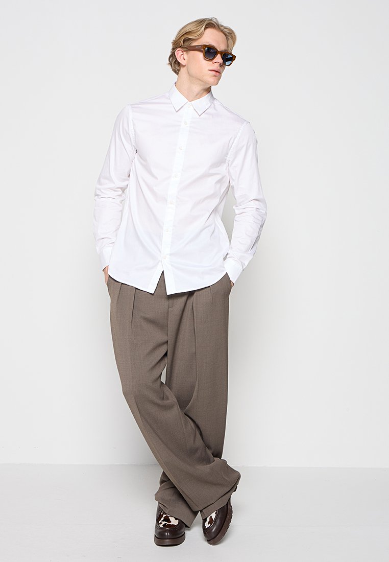 REGULAR FIT Media 3