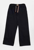Schwarze Hosen mit elastischem Bund und Kordelzug. Verfügt über zwei vordere Taschen und ein gerades Bein-Design. Aus weichem Baumwollmaterial.
