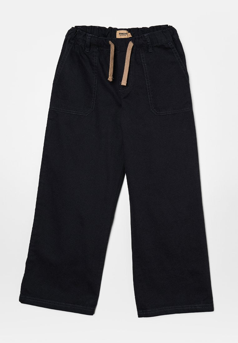 Schwarze Hosen mit elastischem Bund und Kordelzug. Verfügt über zwei vordere Taschen und ein gerades Bein-Design. Aus weichem Baumwollmaterial.