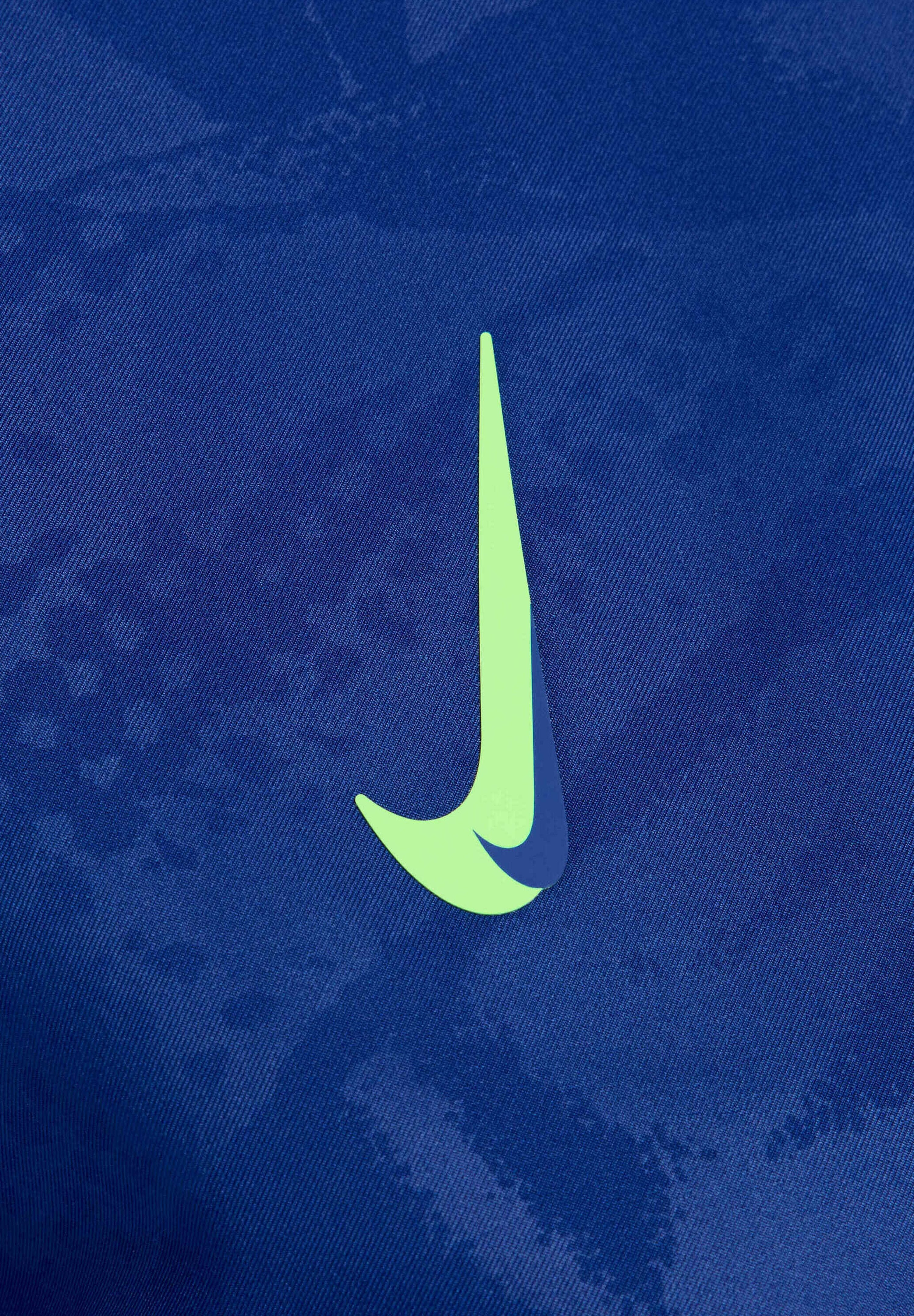Nike Performance