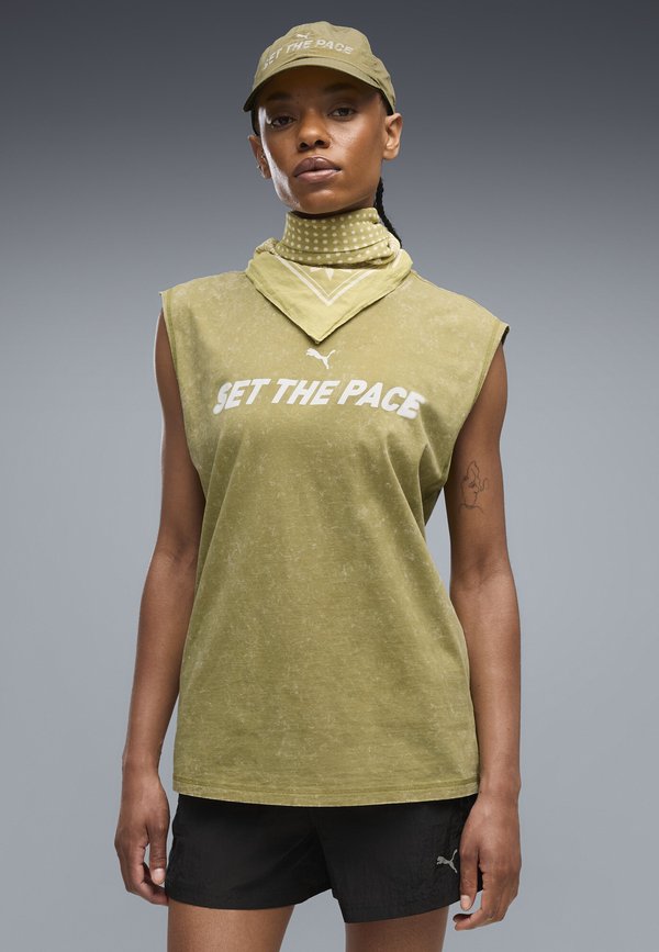 Puma RUN CULTURE COLLECTIVE RELAXED WASHED GRAPHIC ÄRMELLOSES T-SHIRT - Print T-shirt - chai latte